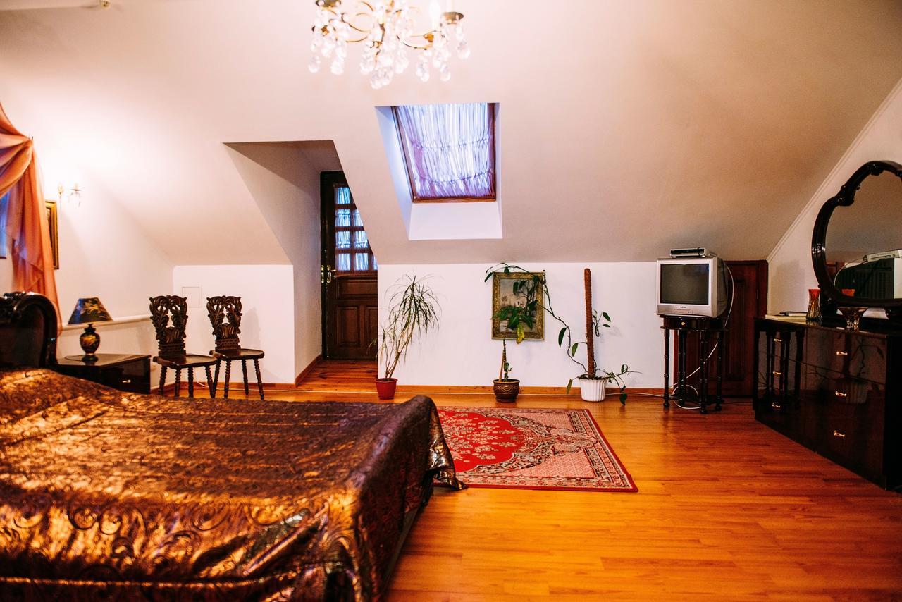 Antique House Hotel Dubno Eksteriør billede