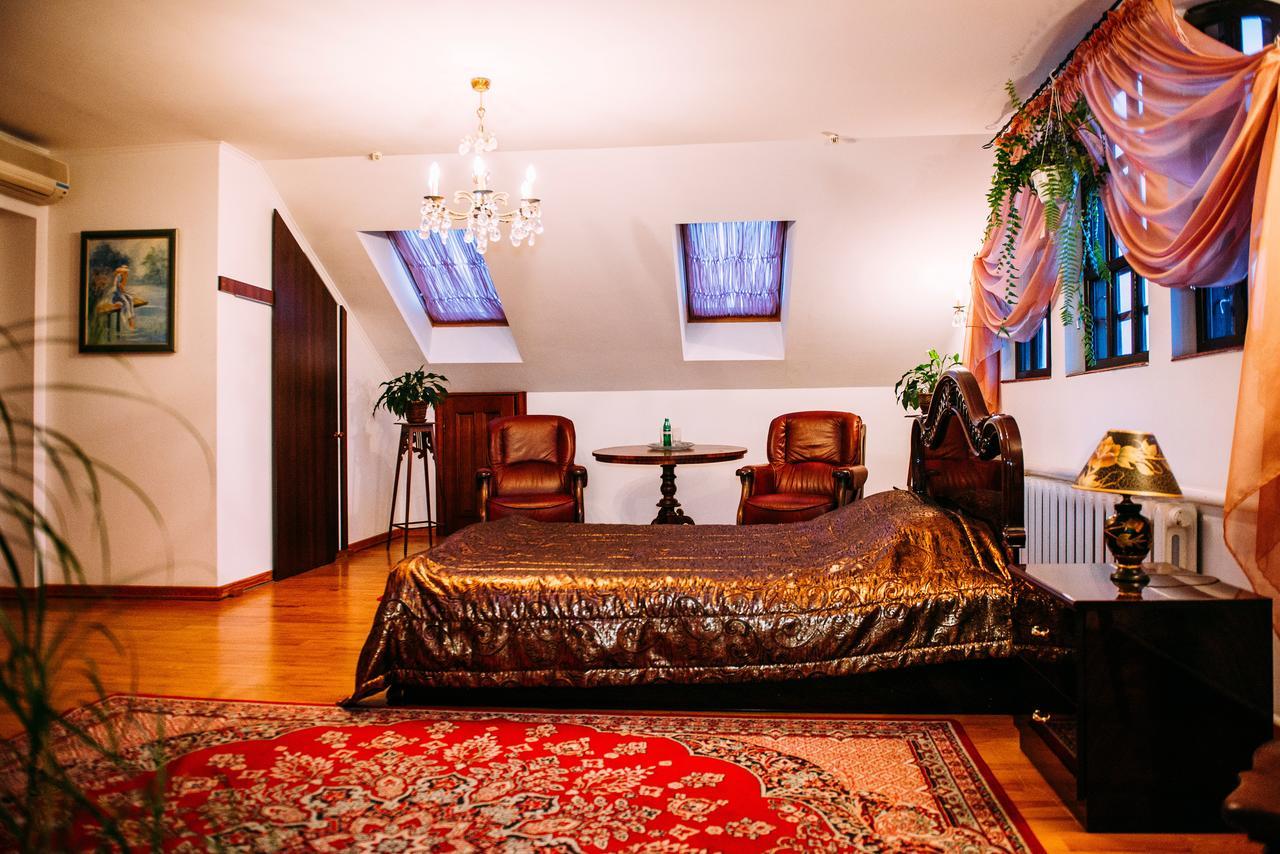 Antique House Hotel Dubno Eksteriør billede