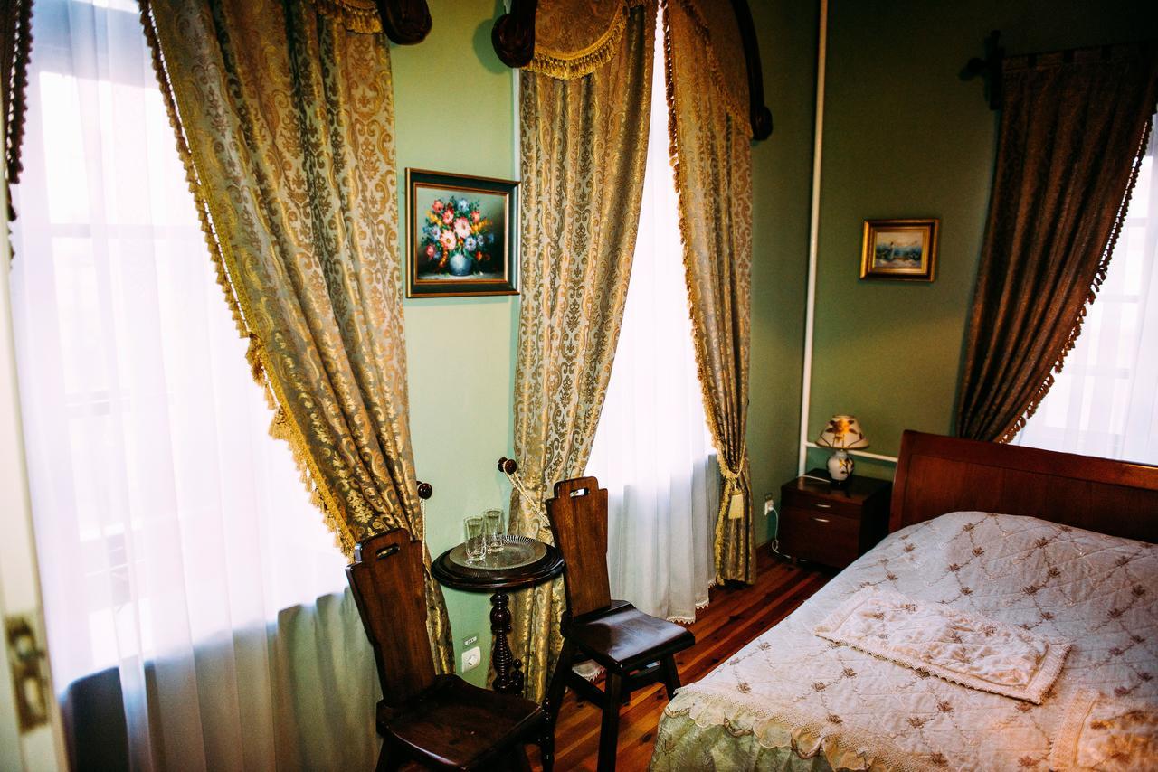 Antique House Hotel Dubno Eksteriør billede