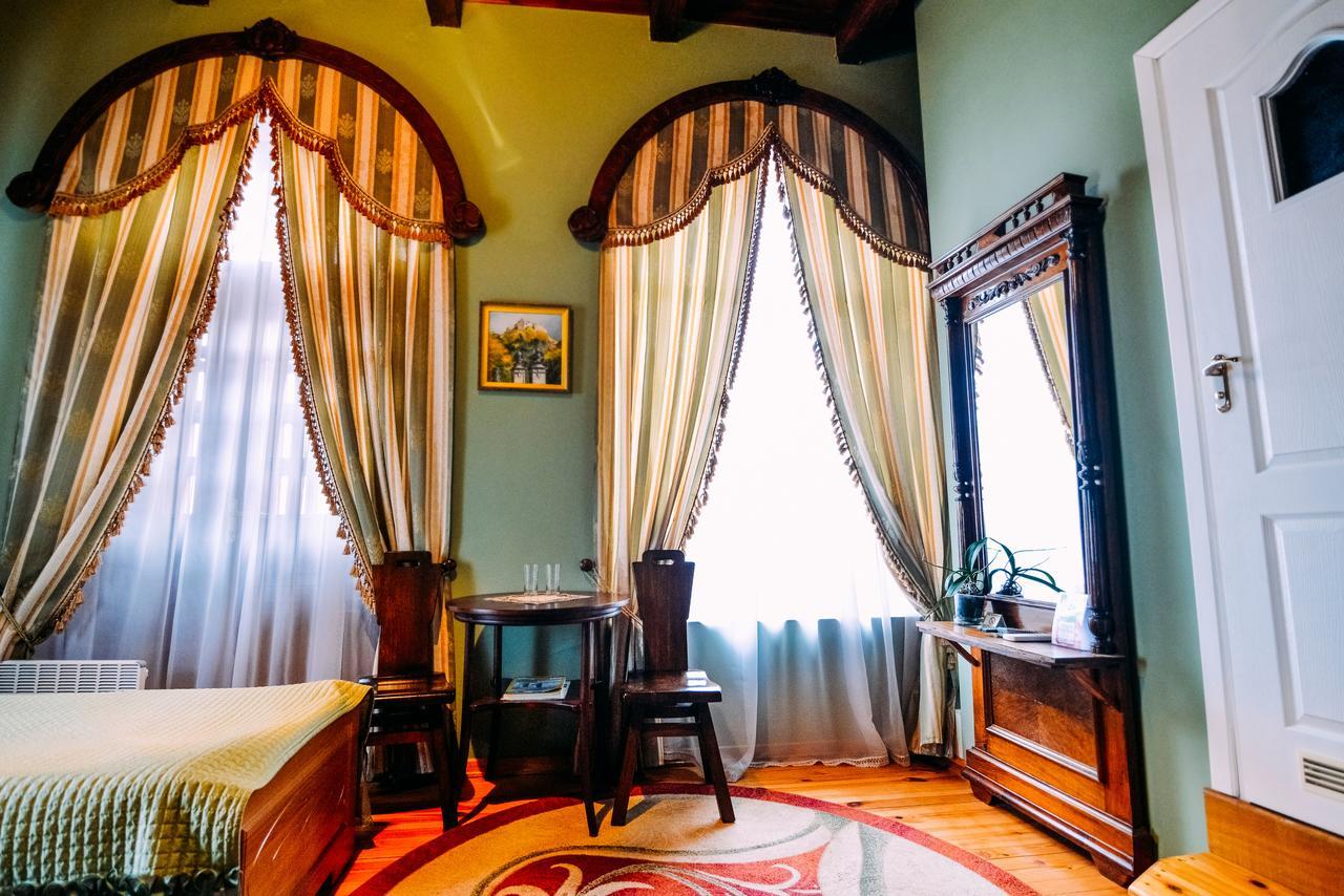 Antique House Hotel Dubno Eksteriør billede