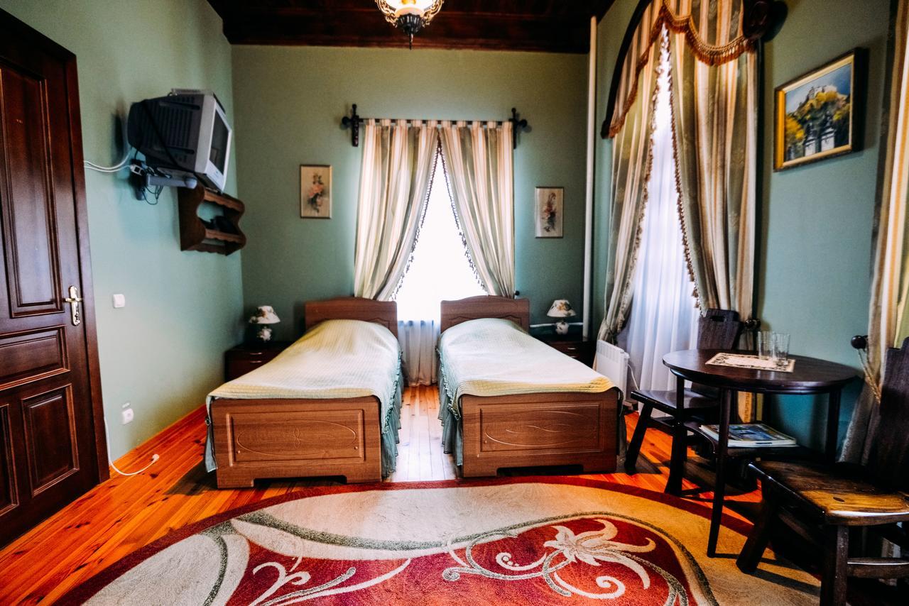 Antique House Hotel Dubno Eksteriør billede